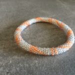 Roll-on perle armbåndene er håndlavet i Nepal. De er lavet med forskellige glasperler og i forskellige mønster. De er hæklet med en bomuldssnor. Syntes man at de lidt stramme, kan man vride forsigtigt i dem så de bliver større. syntes man derimod at de er blive lidt for løse, kan man ligge dem i vand. dette gør at bomildssnoren trækker sig sammen og de bliver mindre igen.