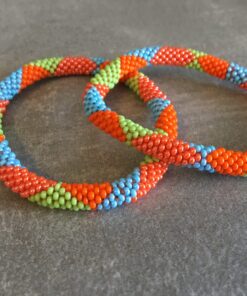 Roll-on perle armbåndene er håndlavet i Nepal. De er lavet med forskellige glasperler og i forskellige mønster. De er hæklet med en bomuldssnor. Syntes man at de lidt stramme, kan man vride forsigtigt i dem så de bliver større. syntes man derimod at de er blive lidt for løse, kan man ligge dem i vand. dette gør at bomildssnoren trækker sig sammen og de bliver mindre igen.