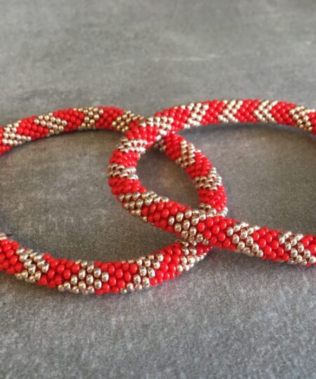 Roll-on perle armbåndene er håndlavet i Nepal. De er lavet med forskellige glasperler og i forskellige mønster. De er hæklet med en bomuldssnor. Syntes man at de lidt stramme, kan man vride forsigtigt i dem så de bliver større. syntes man derimod at de er blive lidt for løse, kan man ligge dem i vand. dette gør at bomildssnoren trækker sig sammen og de bliver mindre igen.