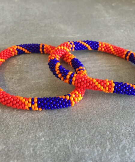 Roll-on perle armbåndene er håndlavet i Nepal. De er lavet med forskellige glasperler og i forskellige mønster. De er hæklet med en bomuldssnor. Syntes man at de lidt stramme, kan man vride forsigtigt i dem så de bliver større. syntes man derimod at de er blive lidt for løse, kan man ligge dem i vand. dette gør at bomildssnoren trækker sig sammen og de bliver mindre igen.