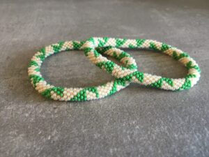 Roll-on perle armbåndene er håndlavet i Nepal. De er lavet med forskellige glasperler og i forskellige mønster. De er hæklet med en bomuldssnor. Syntes man at de lidt stramme, kan man vride forsigtigt i dem så de bliver større. syntes man derimod at de er blive lidt for løse, kan man ligge dem i vand. dette gør at bomildssnoren trækker sig sammen og de bliver mindre igen.