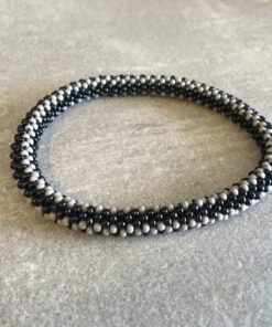 Roll-on perle armbåndene er håndlavet i Nepal. De er lavet med forskellige glasperler og i forskellige mønster. De er hæklet med en bomuldssnor. Syntes man at de lidt stramme, kan man vride forsigtigt i dem så de bliver større. syntes man derimod at de er blive lidt for løse, kan man ligge dem i vand. dette gør at bomildssnoren trækker sig sammen og de bliver mindre igen.