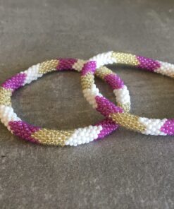 Roll-on perle armbåndene er håndlavet i Nepal. De er lavet med forskellige glasperler og i forskellige mønster. De er hæklet med en bomuldssnor. Syntes man at de lidt stramme, kan man vride forsigtigt i dem så de bliver større. syntes man derimod at de er blive lidt for løse, kan man ligge dem i vand. dette gør at bomildssnoren trækker sig sammen og de bliver mindre igen.