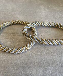 Roll-on perle armbåndene er håndlavet i Nepal. De er lavet med forskellige glasperler og i forskellige mønster. De er hæklet med en bomuldssnor. Syntes man at de lidt stramme, kan man vride forsigtigt i dem så de bliver større. syntes man derimod at de er blive lidt for løse, kan man ligge dem i vand. dette gør at bomildssnoren trækker sig sammen og de bliver mindre igen.