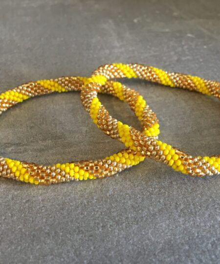 Roll-on perle armbåndene er håndlavet i Nepal. De er lavet med forskellige glasperler og i forskellige mønster. De er hæklet med en bomuldssnor. Syntes man at de lidt stramme, kan man vride forsigtigt i dem så de bliver større. syntes man derimod at de er blive lidt for løse, kan man ligge dem i vand. dette gør at bomildssnoren trækker sig sammen og de bliver mindre igen.