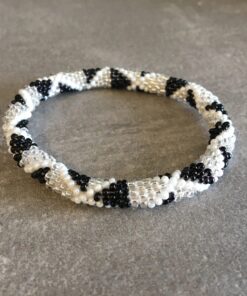 Roll-on perle armbåndene er håndlavet i Nepal. De er lavet med forskellige glasperler og i forskellige mønster. De er hæklet med en bomuldssnor. Syntes man at de lidt stramme, kan man vride forsigtigt i dem så de bliver større. syntes man derimod at de er blive lidt for løse, kan man ligge dem i vand. dette gør at bomildssnoren trækker sig sammen og de bliver mindre igen.