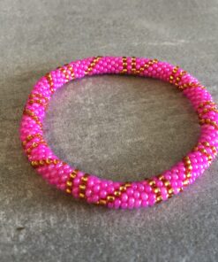 Roll-on perle armbåndene er håndlavet i Nepal. De er lavet med forskellige glasperler og i forskellige mønster. De er hæklet med en bomuldssnor. Syntes man at de lidt stramme, kan man vride forsigtigt i dem så de bliver større. syntes man derimod at de er blive lidt for løse, kan man ligge dem i vand. dette gør at bomildssnoren trækker sig sammen og de bliver mindre igen.