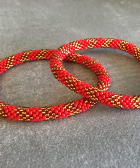 Roll-on perle armbåndene er håndlavet i Nepal. De er lavet med forskellige glasperler og i forskellige mønster. De er hæklet med en bomuldssnor. Syntes man at de lidt stramme, kan man vride forsigtigt i dem så de bliver større. syntes man derimod at de er blive lidt for løse, kan man ligge dem i vand. dette gør at bomildssnoren trækker sig sammen og de bliver mindre igen.