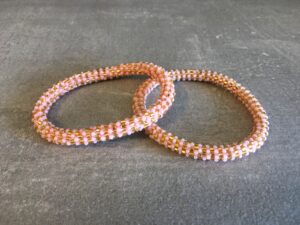 Roll-on perle armbåndene er håndlavet i Nepal. De er lavet med forskellige glasperler og i forskellige mønster. De er hæklet med en bomuldssnor. Syntes man at de lidt stramme, kan man vride forsigtigt i dem så de bliver større. syntes man derimod at de er blive lidt for løse, kan man ligge dem i vand. dette gør at bomildssnoren trækker sig sammen og de bliver mindre igen.