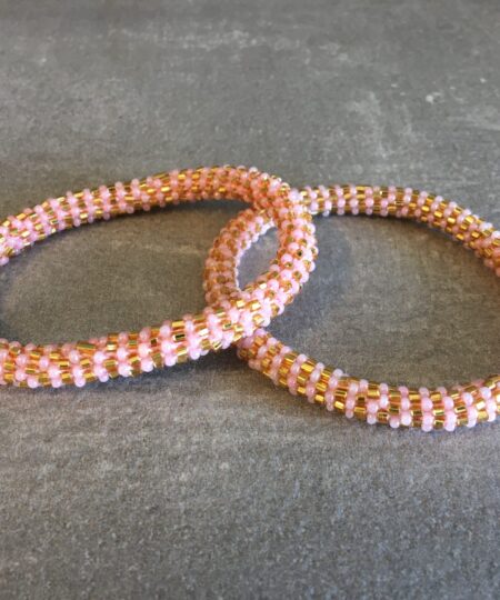 Roll-on perle armbåndene er håndlavet i Nepal. De er lavet med forskellige glasperler og i forskellige mønster. De er hæklet med en bomuldssnor. Syntes man at de lidt stramme, kan man vride forsigtigt i dem så de bliver større. syntes man derimod at de er blive lidt for løse, kan man ligge dem i vand. dette gør at bomildssnoren trækker sig sammen og de bliver mindre igen.