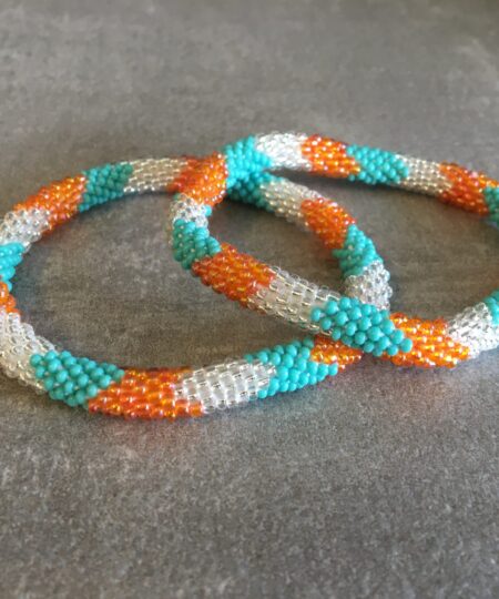 Roll-on perle armbåndene er håndlavet i Nepal. De er lavet med forskellige glasperler og i forskellige mønster. De er hæklet med en bomuldssnor. Syntes man at de lidt stramme, kan man vride forsigtigt i dem så de bliver større. syntes man derimod at de er blive lidt for løse, kan man ligge dem i vand. dette gør at bomildssnoren trækker sig sammen og de bliver mindre igen.