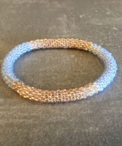 Roll-on perle armbåndene er håndlavet i Nepal. De er lavet med forskellige glasperler og i forskellige mønster. De er hæklet med en bomuldssnor. Syntes man at de lidt stramme, kan man vride forsigtigt i dem så de bliver større. syntes man derimod at de er blive lidt for løse, kan man ligge dem i vand. dette gør at bomildssnoren trækker sig sammen og de bliver mindre igen.