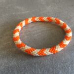Roll-on perle armbåndene er håndlavet i Nepal. De er lavet med forskellige glasperler og i forskellige mønster. De er hæklet med en bomuldssnor. Syntes man at de lidt stramme, kan man vride forsigtigt i dem så de bliver større. syntes man derimod at de er blive lidt for løse, kan man ligge dem i vand. dette gør at bomildssnoren trækker sig sammen og de bliver mindre igen.