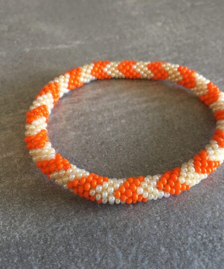 Roll-on perle armbåndene er håndlavet i Nepal. De er lavet med forskellige glasperler og i forskellige mønster. De er hæklet med en bomuldssnor. Syntes man at de lidt stramme, kan man vride forsigtigt i dem så de bliver større. syntes man derimod at de er blive lidt for løse, kan man ligge dem i vand. dette gør at bomildssnoren trækker sig sammen og de bliver mindre igen.