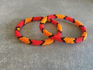 Roll-on perle armbåndene er håndlavet i Nepal. De er lavet med forskellige glasperler og i forskellige mønster. De er hæklet med en bomuldssnor. Syntes man at de lidt stramme, kan man vride forsigtigt i dem så de bliver større. syntes man derimod at de er blive lidt for løse, kan man ligge dem i vand. dette gør at bomildssnoren trækker sig sammen og de bliver mindre igen.
