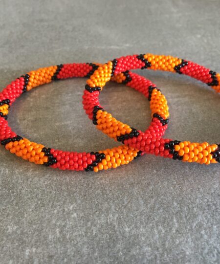 Roll-on perle armbåndene er håndlavet i Nepal. De er lavet med forskellige glasperler og i forskellige mønster. De er hæklet med en bomuldssnor. Syntes man at de lidt stramme, kan man vride forsigtigt i dem så de bliver større. syntes man derimod at de er blive lidt for løse, kan man ligge dem i vand. dette gør at bomildssnoren trækker sig sammen og de bliver mindre igen.