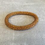 Roll-on perle armbåndene er håndlavet i Nepal. De er lavet med forskellige glasperler og i forskellige mønster. De er hæklet med en bomuldssnor. Syntes man at de lidt stramme, kan man vride forsigtigt i dem så de bliver større. syntes man derimod at de er blive lidt for løse, kan man ligge dem i vand. dette gør at bomildssnoren trækker sig sammen og de bliver mindre igen.