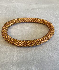 Roll-on perle armbåndene er håndlavet i Nepal. De er lavet med forskellige glasperler og i forskellige mønster. De er hæklet med en bomuldssnor. Syntes man at de lidt stramme, kan man vride forsigtigt i dem så de bliver større. syntes man derimod at de er blive lidt for løse, kan man ligge dem i vand. dette gør at bomildssnoren trækker sig sammen og de bliver mindre igen.