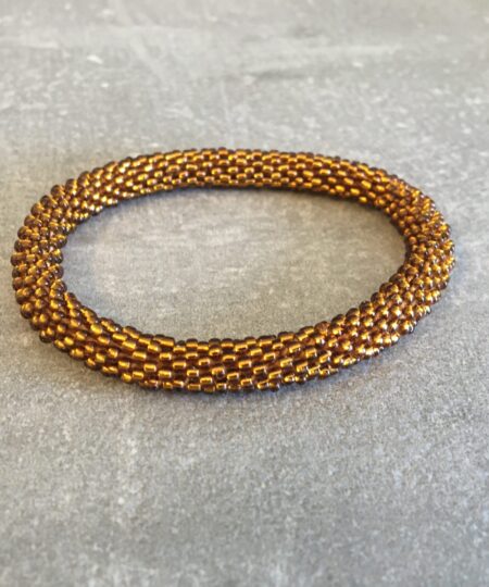Roll-on perle armbåndene er håndlavet i Nepal. De er lavet med forskellige glasperler og i forskellige mønster. De er hæklet med en bomuldssnor. Syntes man at de lidt stramme, kan man vride forsigtigt i dem så de bliver større. syntes man derimod at de er blive lidt for løse, kan man ligge dem i vand. dette gør at bomildssnoren trækker sig sammen og de bliver mindre igen.