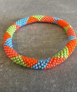 Roll-on perle armbåndene er håndlavet i Nepal. De er lavet med forskellige glasperler og i forskellige mønster. De er hæklet med en bomuldssnor. Syntes man at de lidt stramme, kan man vride forsigtigt i dem så de bliver større. syntes man derimod at de er blive lidt for løse, kan man ligge dem i vand. dette gør at bomildssnoren trækker sig sammen og de bliver mindre igen.