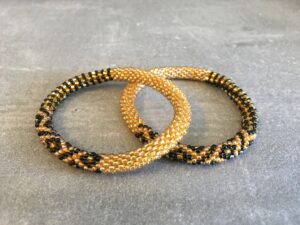 Roll-on perle armbåndene er håndlavet i Nepal. De er lavet med forskellige glasperler og i forskellige mønster. De er hæklet med en bomuldssnor. Syntes man at de lidt stramme, kan man vride forsigtigt i dem så de bliver større. syntes man derimod at de er blive lidt for løse, kan man ligge dem i vand. dette gør at bomildssnoren trækker sig sammen og de bliver mindre igen.