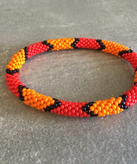 Roll-on perle armbåndene er håndlavet i Nepal. De er lavet med forskellige glasperler og i forskellige mønster. De er hæklet med en bomuldssnor. Syntes man at de lidt stramme, kan man vride forsigtigt i dem så de bliver større. syntes man derimod at de er blive lidt for løse, kan man ligge dem i vand. dette gør at bomildssnoren trækker sig sammen og de bliver mindre igen.