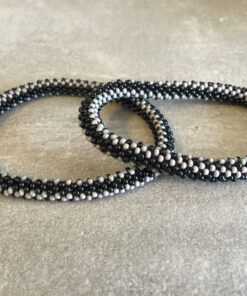 Roll-on perle armbåndene er håndlavet i Nepal. De er lavet med forskellige glasperler og i forskellige mønster. De er hæklet med en bomuldssnor. Syntes man at de lidt stramme, kan man vride forsigtigt i dem så de bliver større. syntes man derimod at de er blive lidt for løse, kan man ligge dem i vand. dette gør at bomildssnoren trækker sig sammen og de bliver mindre igen.