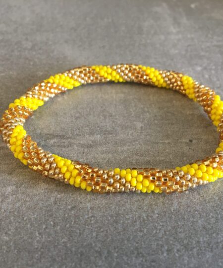 Roll-on perle armbåndene er håndlavet i Nepal. De er lavet med forskellige glasperler og i forskellige mønster. De er hæklet med en bomuldssnor. Syntes man at de lidt stramme, kan man vride forsigtigt i dem så de bliver større. syntes man derimod at de er blive lidt for løse, kan man ligge dem i vand. dette gør at bomildssnoren trækker sig sammen og de bliver mindre igen.