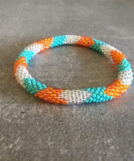 Roll-on perle armbåndene er håndlavet i Nepal. De er lavet med forskellige glasperler og i forskellige mønster. De er hæklet med en bomuldssnor. Syntes man at de lidt stramme, kan man vride forsigtigt i dem så de bliver større. syntes man derimod at de er blive lidt for løse, kan man ligge dem i vand. dette gør at bomildssnoren trækker sig sammen og de bliver mindre igen.