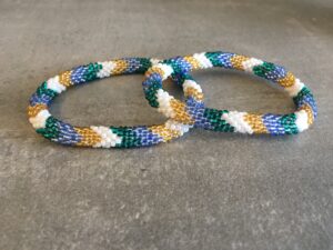 Roll-on perle armbåndene er håndlavet i Nepal. De er lavet med forskellige glasperler og i forskellige mønster. De er hæklet med en bomuldssnor. Syntes man at de lidt stramme, kan man vride forsigtigt i dem så de bliver større. syntes man derimod at de er blive lidt for løse, kan man ligge dem i vand. dette gør at bomildssnoren trækker sig sammen og de bliver mindre igen.