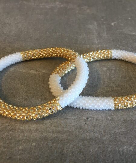 Roll-on perle armbåndene er håndlavet i Nepal. De er lavet med forskellige glasperler og i forskellige mønster. De er hæklet med en bomuldssnor. Syntes man at de lidt stramme, kan man vride forsigtigt i dem så de bliver større. syntes man derimod at de er blive lidt for løse, kan man ligge dem i vand. dette gør at bomildssnoren trækker sig sammen og de bliver mindre igen.