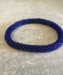 Roll-on perle armbåndene er håndlavet i Nepal. De er lavet med forskellige glasperler og i forskellige mønster. De er hæklet med en bomuldssnor. Syntes man at de lidt stramme, kan man vride forsigtigt i dem så de bliver større. syntes man derimod at de er blive lidt for løse, kan man ligge dem i vand. dette gør at bomildssnoren trækker sig sammen og de bliver mindre igen.