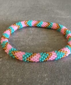 Roll-on perle armbåndene er håndlavet i Nepal. De er lavet med forskellige glasperler og i forskellige mønster. De er hæklet med en bomuldssnor. Syntes man at de lidt stramme, kan man vride forsigtigt i dem så de bliver større. syntes man derimod at de er blive lidt for løse, kan man ligge dem i vand. dette gør at bomildssnoren trækker sig sammen og de bliver mindre igen.