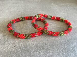 Roll-on perle armbåndene er håndlavet i Nepal. De er lavet med forskellige glasperler og i forskellige mønster. De er hæklet med en bomuldssnor. Syntes man at de lidt stramme, kan man vride forsigtigt i dem så de bliver større. syntes man derimod at de er blive lidt for løse, kan man ligge dem i vand. dette gør at bomildssnoren trækker sig sammen og de bliver mindre igen.