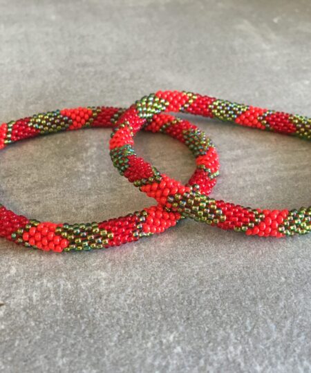 Roll-on perle armbåndene er håndlavet i Nepal. De er lavet med forskellige glasperler og i forskellige mønster. De er hæklet med en bomuldssnor. Syntes man at de lidt stramme, kan man vride forsigtigt i dem så de bliver større. syntes man derimod at de er blive lidt for løse, kan man ligge dem i vand. dette gør at bomildssnoren trækker sig sammen og de bliver mindre igen.