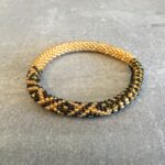 Roll-on perle armbåndene er håndlavet i Nepal. De er lavet med forskellige glasperler og i forskellige mønster. De er hæklet med en bomuldssnor. Syntes man at de lidt stramme, kan man vride forsigtigt i dem så de bliver større. syntes man derimod at de er blive lidt for løse, kan man ligge dem i vand. dette gør at bomildssnoren trækker sig sammen og de bliver mindre igen.