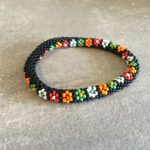 Roll-on perle armbåndene er håndlavet i Nepal. De er lavet med forskellige glasperler og i forskellige mønster. De er hæklet med en bomuldssnor. Syntes man at de lidt stramme, kan man vride forsigtigt i dem så de bliver større. syntes man derimod at de er blive lidt for løse, kan man ligge dem i vand. dette gør at bomildssnoren trækker sig sammen og de bliver mindre igen.