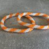 Roll-on perle armbåndene er håndlavet i Nepal. De er lavet med forskellige glasperler og i forskellige mønster. De er hæklet med en bomuldssnor. Syntes man at de lidt stramme, kan man vride forsigtigt i dem så de bliver større. syntes man derimod at de er blive lidt for løse, kan man ligge dem i vand. dette gør at bomildssnoren trækker sig sammen og de bliver mindre igen.