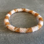 Roll-on perle armbåndene er håndlavet i Nepal. De er lavet med forskellige glasperler og i forskellige mønster. De er hæklet med en bomuldssnor. Syntes man at de lidt stramme, kan man vride forsigtigt i dem så de bliver større. syntes man derimod at de er blive lidt for løse, kan man ligge dem i vand. dette gør at bomildssnoren trækker sig sammen og de bliver mindre igen.