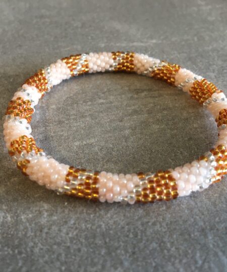 Roll-on perle armbåndene er håndlavet i Nepal. De er lavet med forskellige glasperler og i forskellige mønster. De er hæklet med en bomuldssnor. Syntes man at de lidt stramme, kan man vride forsigtigt i dem så de bliver større. syntes man derimod at de er blive lidt for løse, kan man ligge dem i vand. dette gør at bomildssnoren trækker sig sammen og de bliver mindre igen.