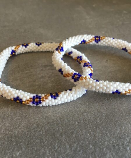 Roll-on perle armbåndene er håndlavet i Nepal. De er lavet med forskellige glasperler og i forskellige mønster. De er hæklet med en bomuldssnor. Syntes man at de lidt stramme, kan man vride forsigtigt i dem så de bliver større. syntes man derimod at de er blive lidt for løse, kan man ligge dem i vand. dette gør at bomildssnoren trækker sig sammen og de bliver mindre igen.