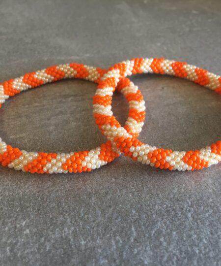 Roll-on perle armbåndene er håndlavet i Nepal. De er lavet med forskellige glasperler og i forskellige mønster. De er hæklet med en bomuldssnor. Syntes man at de lidt stramme, kan man vride forsigtigt i dem så de bliver større. syntes man derimod at de er blive lidt for løse, kan man ligge dem i vand. dette gør at bomildssnoren trækker sig sammen og de bliver mindre igen.