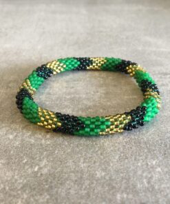 Roll-on perle armbåndene er håndlavet i Nepal. De er lavet med forskellige glasperler og i forskellige mønster. De er hæklet med en bomuldssnor. Syntes man at de lidt stramme, kan man vride forsigtigt i dem så de bliver større. syntes man derimod at de er blive lidt for løse, kan man ligge dem i vand. dette gør at bomildssnoren trækker sig sammen og de bliver mindre igen.