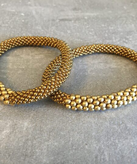 Roll-on perle armbåndene er håndlavet i Nepal. De er lavet med forskellige glasperler og i forskellige mønster. De er hæklet med en bomuldssnor. Syntes man at de lidt stramme, kan man vride forsigtigt i dem så de bliver større. syntes man derimod at de er blive lidt for løse, kan man ligge dem i vand. dette gør at bomildssnoren trækker sig sammen og de bliver mindre igen.