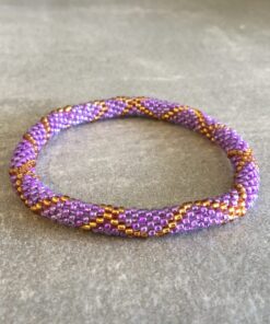 Roll-on perle armbåndene er håndlavet i Nepal. De er lavet med forskellige glasperler og i forskellige mønster. De er hæklet med en bomuldssnor. Syntes man at de lidt stramme, kan man vride forsigtigt i dem så de bliver større. syntes man derimod at de er blive lidt for løse, kan man ligge dem i vand. dette gør at bomildssnoren trækker sig sammen og de bliver mindre igen.