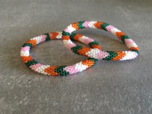Roll-on perle armbåndene er håndlavet i Nepal. De er lavet med forskellige glasperler og i forskellige mønster. De er hæklet med en bomuldssnor. Syntes man at de lidt stramme, kan man vride forsigtigt i dem så de bliver større. syntes man derimod at de er blive lidt for løse, kan man ligge dem i vand. dette gør at bomildssnoren trækker sig sammen og de bliver mindre igen.
