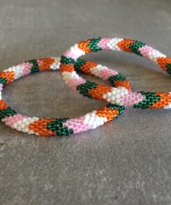 Roll-on perle armbåndene er håndlavet i Nepal. De er lavet med forskellige glasperler og i forskellige mønster. De er hæklet med en bomuldssnor. Syntes man at de lidt stramme, kan man vride forsigtigt i dem så de bliver større. syntes man derimod at de er blive lidt for løse, kan man ligge dem i vand. dette gør at bomildssnoren trækker sig sammen og de bliver mindre igen.