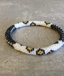 Roll-on perle armbåndene er håndlavet i Nepal. De er lavet med forskellige glasperler og i forskellige mønster. De er hæklet med en bomuldssnor. Syntes man at de lidt stramme, kan man vride forsigtigt i dem så de bliver større. syntes man derimod at de er blive lidt for løse, kan man ligge dem i vand. dette gør at bomildssnoren trækker sig sammen og de bliver mindre igen.