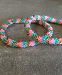 Roll-on perle armbåndene er håndlavet i Nepal. De er lavet med forskellige glasperler og i forskellige mønster. De er hæklet med en bomuldssnor. Syntes man at de lidt stramme, kan man vride forsigtigt i dem så de bliver større. syntes man derimod at de er blive lidt for løse, kan man ligge dem i vand. dette gør at bomildssnoren trækker sig sammen og de bliver mindre igen.