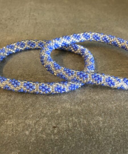 Roll-on perle armbåndene er håndlavet i Nepal. De er lavet med forskellige glasperler og i forskellige mønster. De er hæklet med en bomuldssnor. Syntes man at de lidt stramme, kan man vride forsigtigt i dem så de bliver større. syntes man derimod at de er blive lidt for løse, kan man ligge dem i vand. dette gør at bomildssnoren trækker sig sammen og de bliver mindre igen.